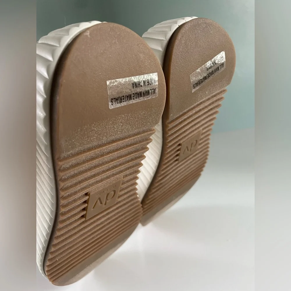 Dolce Vita Franca Ivory Wedge Sandal Cushioned Platform Size 9 NWT